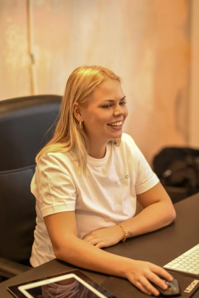 En kollega ved computeren på CitizenOnes kontor.