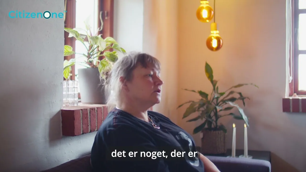 Iben Würtz, daglig leder hos Lykkehuset Herning, i samtale foran kameraet.